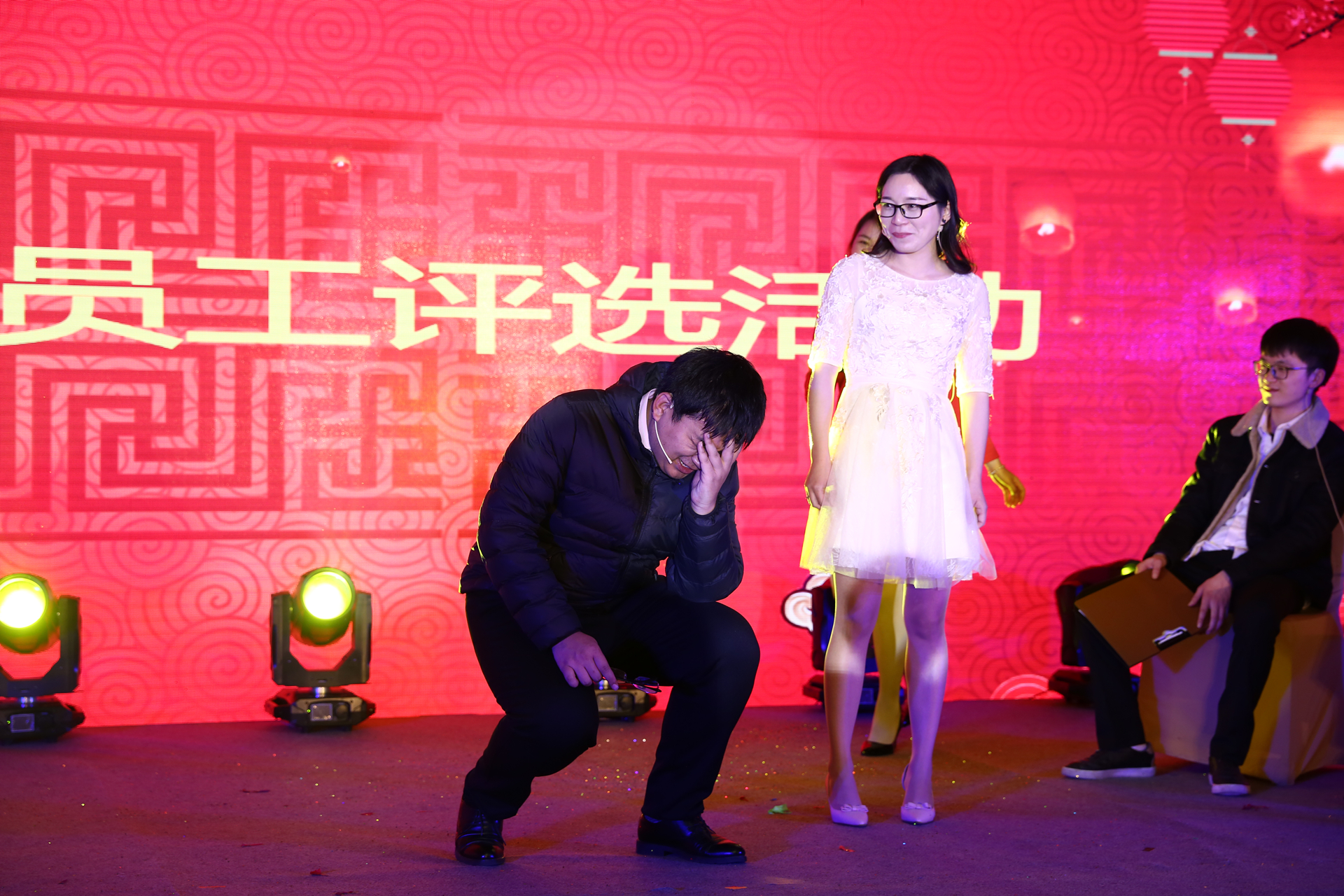 小品《谁是好员工》以职场生活为切入点,爆笑全场,推动了节目表演